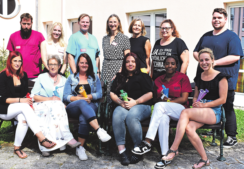 Die Ausbildungsleiter Benedikt Schraml, Cindy Maier, Thomas Zwiefelhofer, Christine Cwik (Pflegedienstleitung), Irene Geishauser, Kerstin Dickl und Leon Siebert Altenpflegehelferschülerin St. Konrad, (stehend von links nach rechts), sowie Angelina Unertl, Christine Fichtner, Jasmin Hackner, jeweils Generalistika usbildung St. Vinzenz, Melisa Gasi Generalistikausbildung St. Konrad, Alisa Manjengwa Altenpflegehelferschülerin St. Vinzenz und Cornelia Wieland, Generalistika usbildung St. Konrad. (sitzend von links, auf dem Bild fehlt Giulia Soẞmann, Generalistikausbildung St. Vinzenz). -Foto: Maier