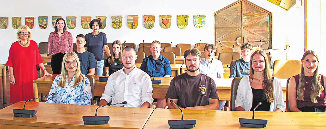 Herzlich willkommen im neuen Beruf am Landratsamt Freyung-Grafenau: Ein wenig „Kreistagsluft“ konnten die neuen Auszubildenden und Studierenden bereits im großen Sitzungssa al schnuppern. Mit dabei waren (stehend von links) stellvertretende Landrätin Helga Weinberger, Bettina Drexler (Ausbildungsleitung Verwaltungsfachangestellte) und Sibylle Müller (Ausbildungsleitung Beamtenanwärter).