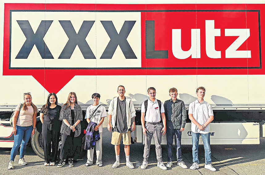 Unser Bild zeigt die Azubis von XXXLutz in Neuötting: Anastasiia Chernukha (Kauffrau im Einzelhandel), Nguyen Dang Thao Nguyen (Handelsfachwirtin), Lea Hager (Gestalterin für visuelles Marketing), Jonas Sik (Fachkraft für Lagerlogistik), Simon Stoll (Kaufmann im Einzelhandel), Philipp Zieglgänsberger Philipp (Kaufmann im Einzelhandel), Stefan Widerspan (Kaufmann im Einzelhandel) sowie Dennis Lutz (Kaufmann im Einzelhandel). Es fehlen Baris Karacali (Fachkraft für Lagerlogistik) und Alida Fredenhagen (Kauffrau im Einzelhandel).