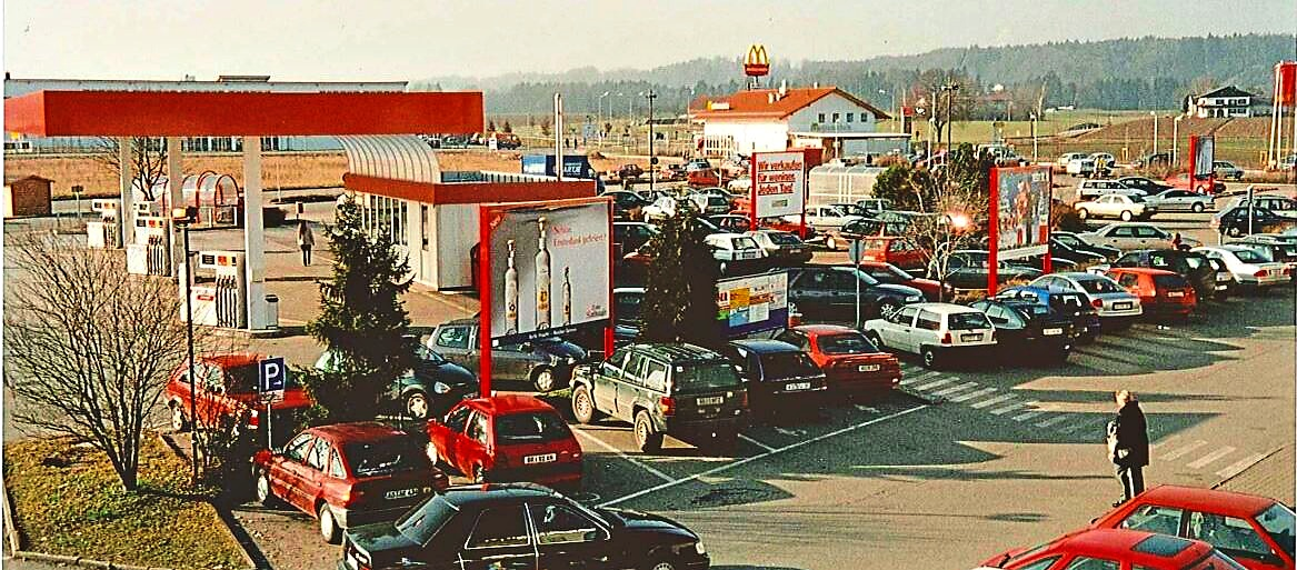 In den Folgejahren betrieb die Firma Allguth rechts vom Eingang eine Tankstelle, die ihren Betrieb mit der Sanierung des Parkplatzes in 2009 einstellte.