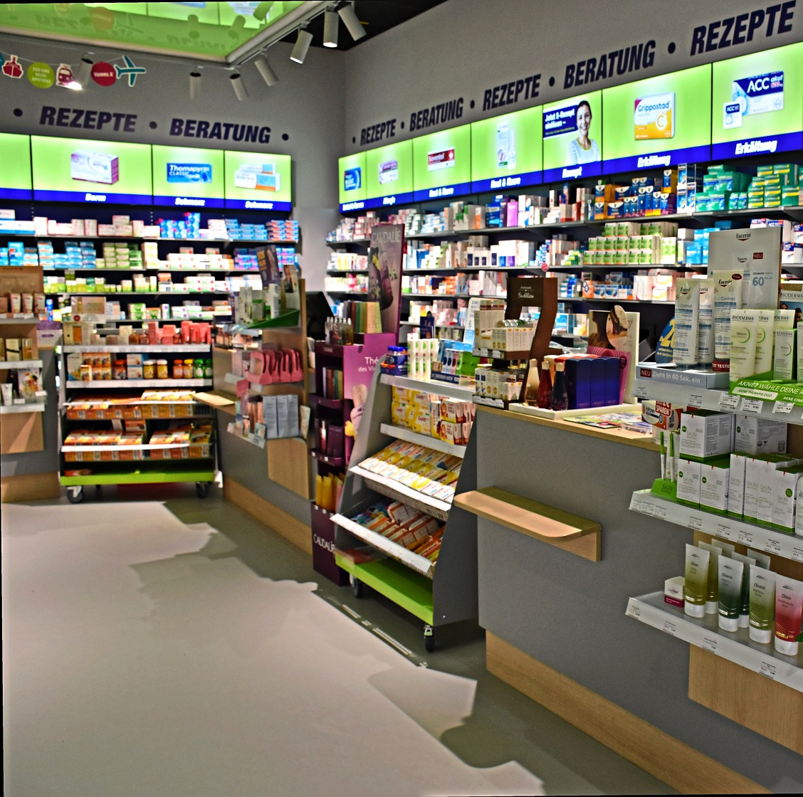 Ein breites Sortiment und Tiefstpreise - dafür steht die easy Apotheke am Einkaufsstandort Burghausen.