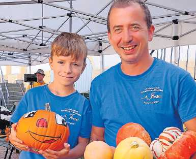 Früh übt sich: Fabio und Andreas Jester mit Halloween- und Zierkürbissen FOTO: SUSANNE KÜHNER