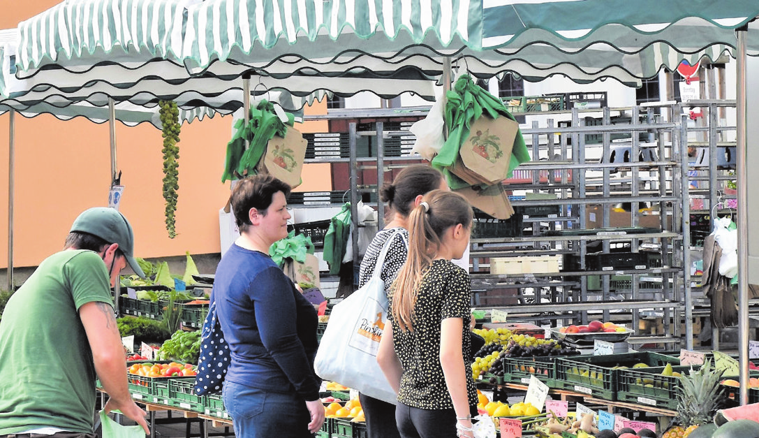 In der Bahnhofstraße herrscht buntes Markttreiben, wenn die Markthändler zum Michaelimarkt einladen.