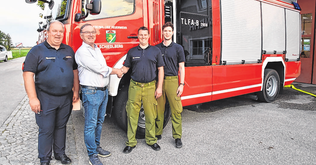 Gute Stimmung bei der Fahrzeugübergabe bei Bürgermeister Singer und den Florianis (FF Schiedlberg)