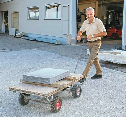 Modernste Geräte werden beim Steinmetzbetrieb Cekoni in Ferlach verwendet. Und trotzdem braucht es ein gutes Auge, denn immerhin hat jeder Stein seine eigenen Eigenschaften.