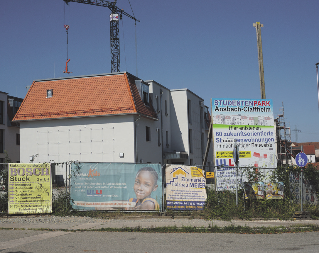 Die Freiflächen werden landschaftsgärtnerisch nach einem Freiflächengestaltungsplan angelegt. Jeder Wohnblock erhält eine Betonzisterne mit ca. 12 m³ Inhalt.