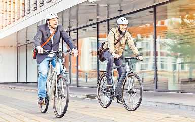 Die meisten Fahrten mit dem E-Bike werden im City-Alltag unternommen, zum Beispiel auf dem Weg zur Arbeit, für Einkäufe und Besorgungen oder kleine Touren. FOTO: DJD/MOUGG.BIKE