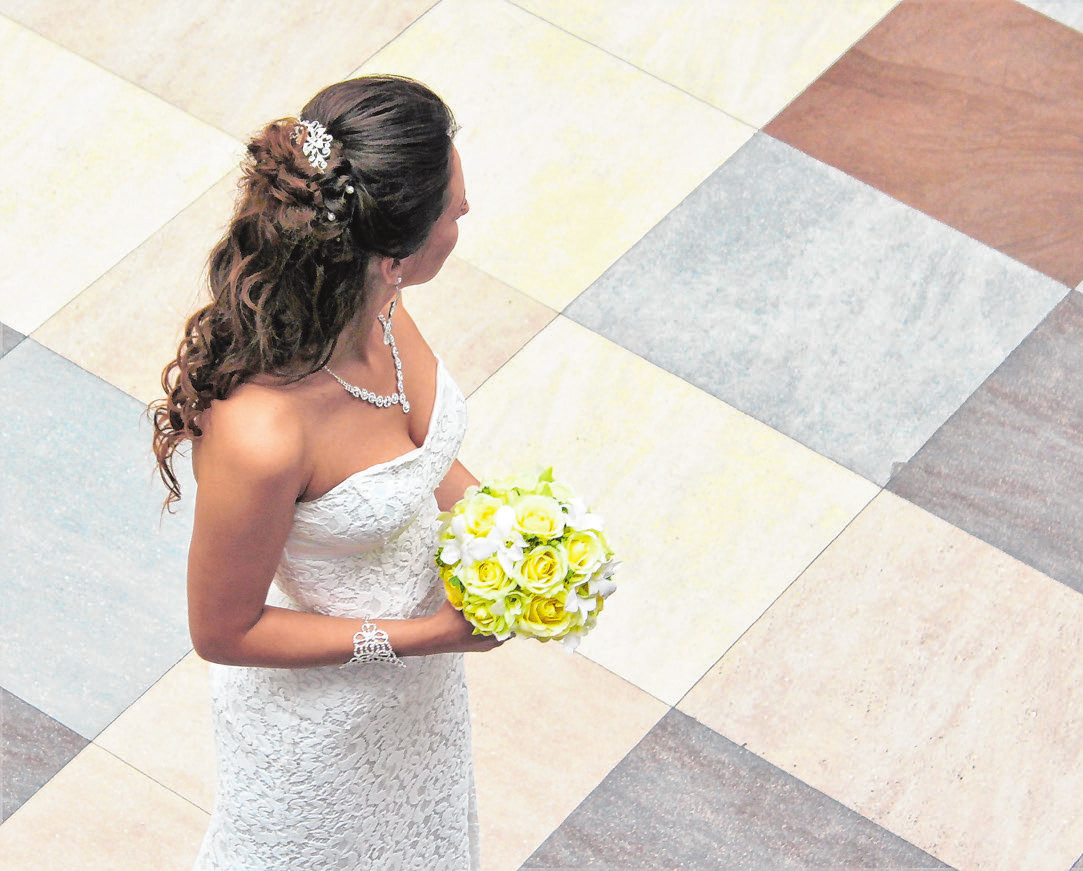 Auch kleidungstechnisch steht bei einer Hochzeit die Braut im Mittelpunkt. Foto: Pixabay