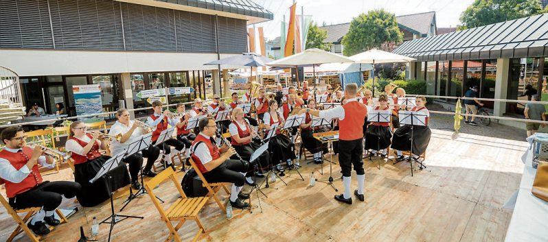 Der Auftritt des Musikvereins auf dem Bodelshausener Dorfstraßenfest gehört fest zum Programm und sorgt für gute Stimmung unter den Gästen.