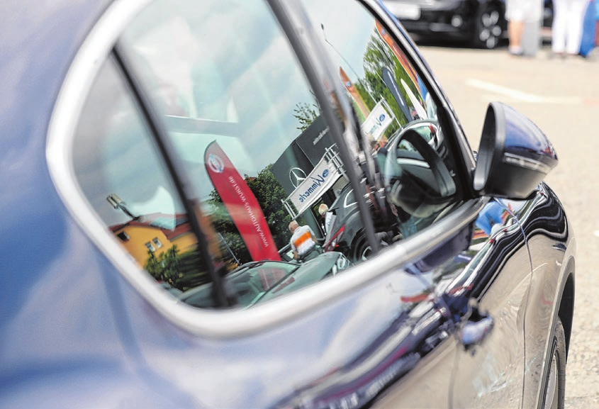 Zeit, um viele kleine Details an den schönen Autos zu begutachten gibt es auf der Automesse. Foto: Thomas Kiehl