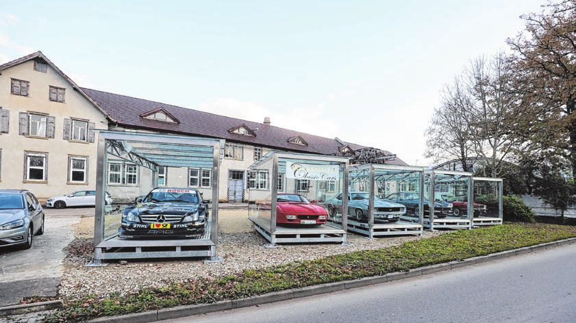 An den heißen Schlitten in Glaskästen gut zu erkennen: die Motorworld in Metzingen. Foto: Thomas Kiehl