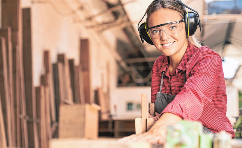 Seit Jahrtausenden im Einsatz: Die Begeisterung der Menschen für den Werkstoff Holz hat über die Zeit nicht nachgelassen - im Gegenteil. Foto: Robert Kneschke/adobe.stock.com