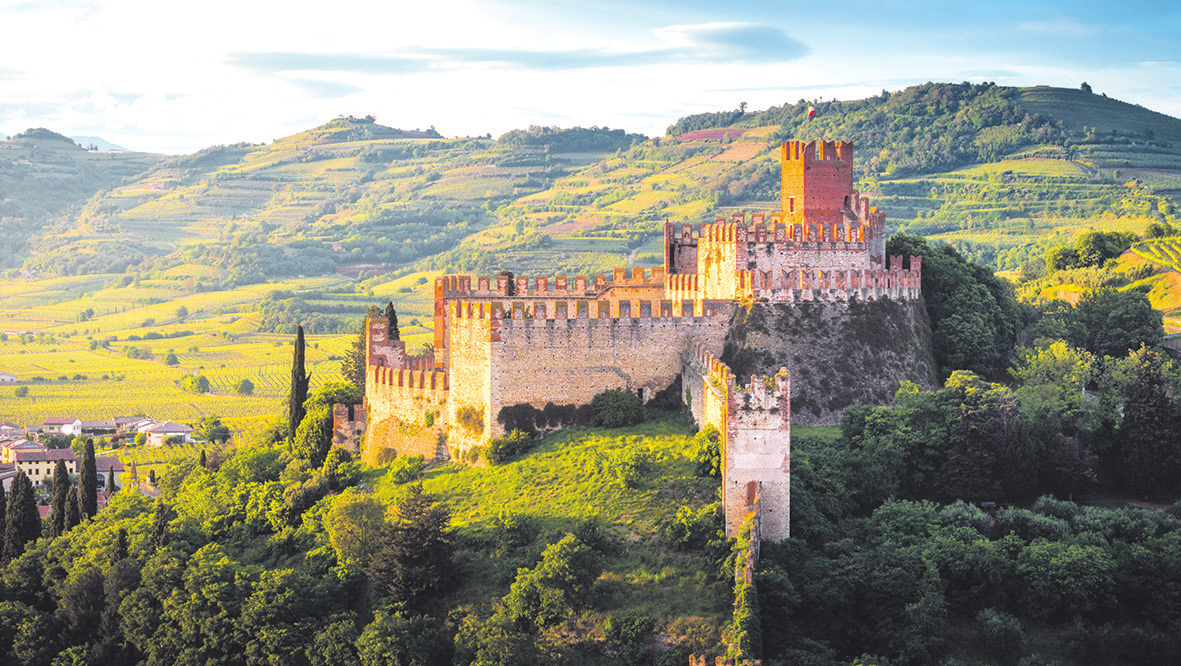 Von der Burg, Wahrzeichen des Dörfchens Soave in der Provinz Verona, hat man einen weiten Blick über die sanften Hügel und die berühmten Weingärten der Gegend