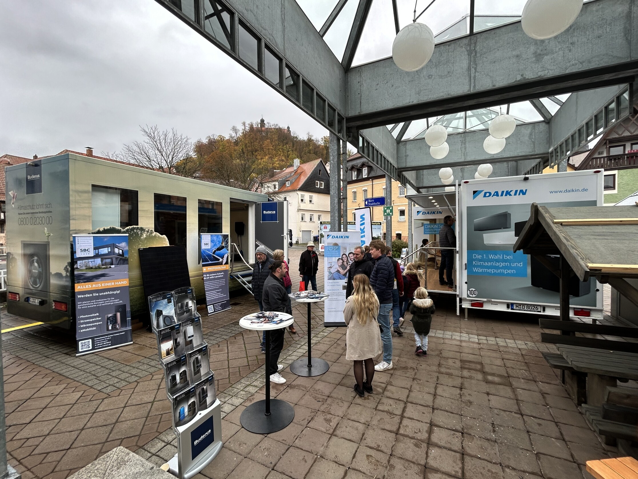 Auf dem Außengelände ist der große Buderus-Showtruck zu Gast und bietet mit Hilfe von regionalen Fachfirmen Einblicke in die neuste Technik von Heizungssystemen. FOTO: PR