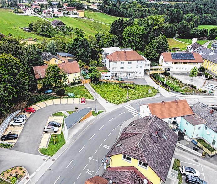 Ortsplatz Neugestaltung mit Bushaltestelle und Parkplatz plus Potenzial über die Gusen Foto: Benedikt Göweil