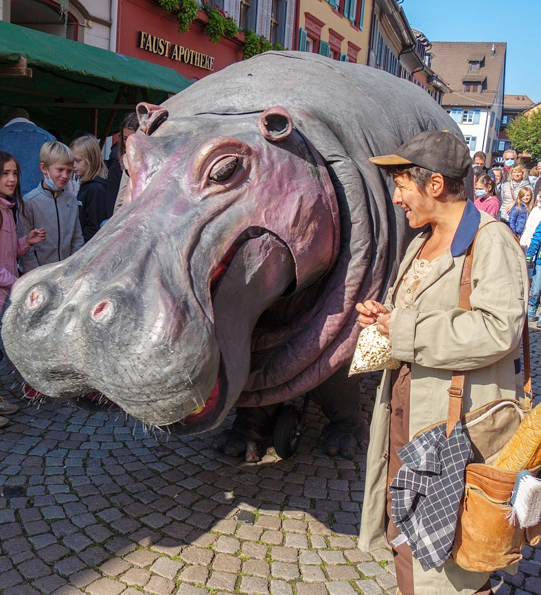 Nellie und ihre Tierpflegerin zaubern ein Lächeln auf die Gesichter.