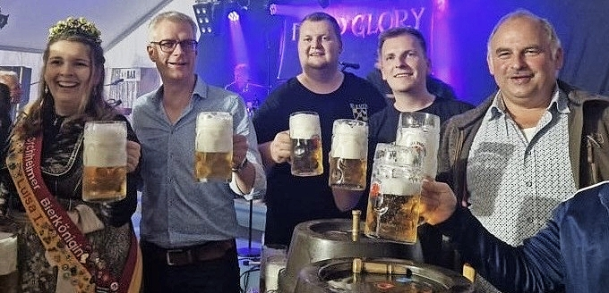 Der Bieranstich mit Bierkönigin Luisa I., Oberbürgermeister Dr. Uwe Kirschstein, Vereinsvorstand Simon Stirnweiß, Stadtrat Jonas Stirnweiß und Stadtrat Thomas Schuster