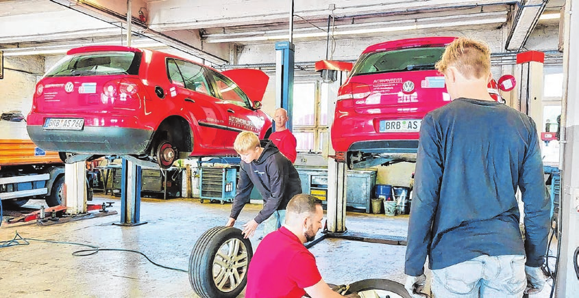 Wie hier beim Automobilservice Robert Heymann können die Teilnehmenden der offenen Unternehmensbesuche in die Betriebe hineinschnuppern und sogar typische Tätigkeiten erproben. Fotos: Wirtschaftsregion Westbrandenburg