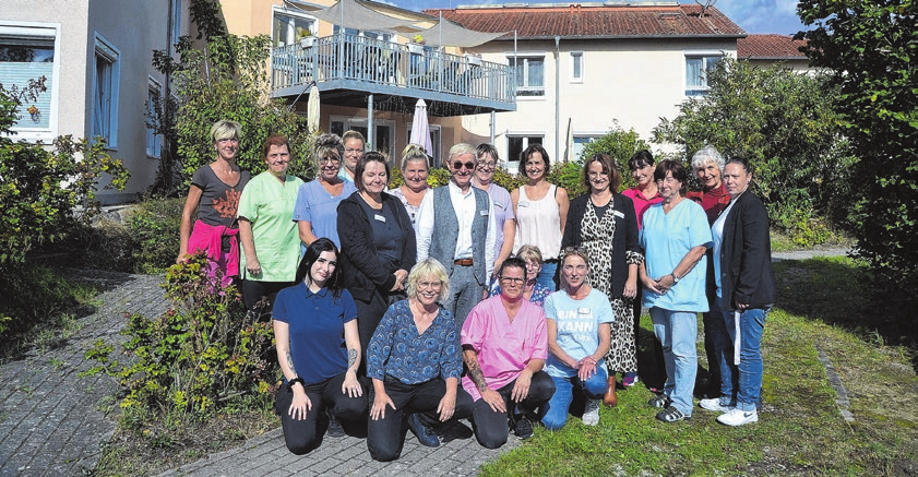 Freude über 20 Jahre Seniorenzentrum Am Erlengrund: Das Team um Geschäftsführer Thorsten Kohl (4. v. I., mittlere Reihe) und Einrichtungsleiterin Ulrike Voßberg (5. v. r.).