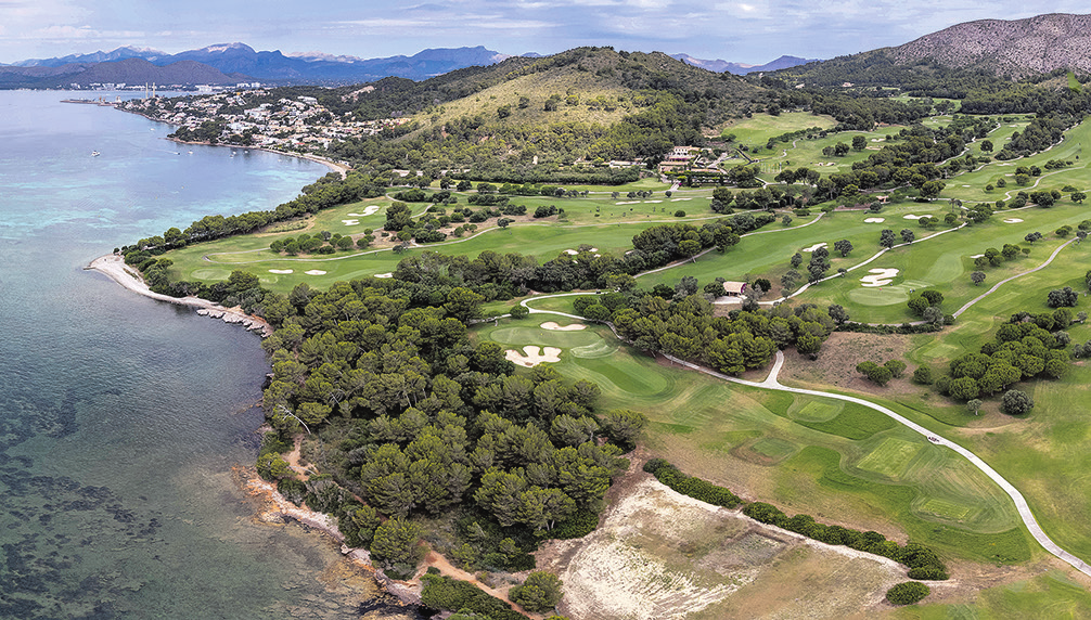 Der Club de Golf Alcanada zählt zu den schönsten auf Mallorca und liegt direkt an der Bucht von Alcúdia im Norden der Insel. Foto: stock.adobe.com/Tolo