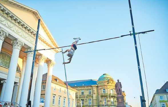 „Karlsruhe springt!“ am Stadtfest vor dem Schloss. FOTO: ANDREAS ARNDT/KME/GRATIS