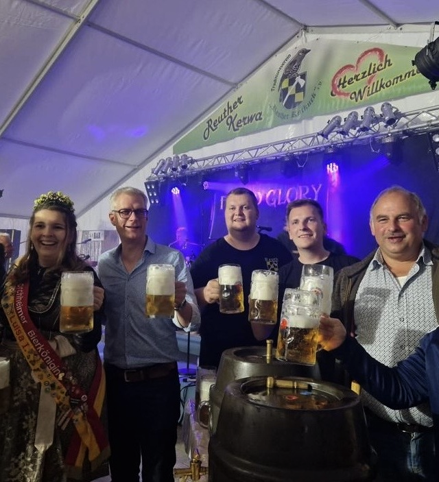 Der Bieranstich mit Bierkönigin Luisa I., Oberbürgermeister Dr. Uwe Kirschstein, Vereinsvorstand Simon Stirnweiß, Stadtrat Jonas Stirnweiß und Stadtrat Thomas Schuster