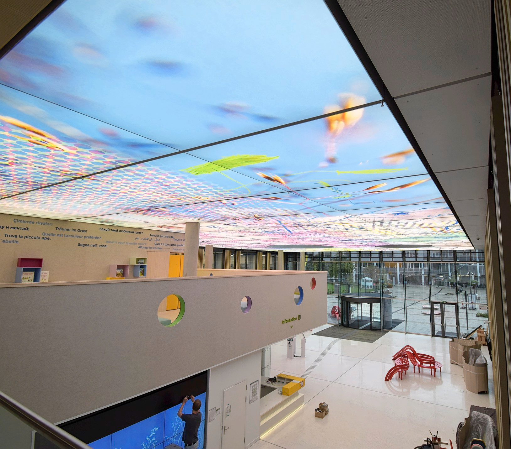 Die zweigeschossige Eingangshalle mit riesiger Lichtdecke und einladender Atmosphäre. FOTO: KATHRIN BLUM