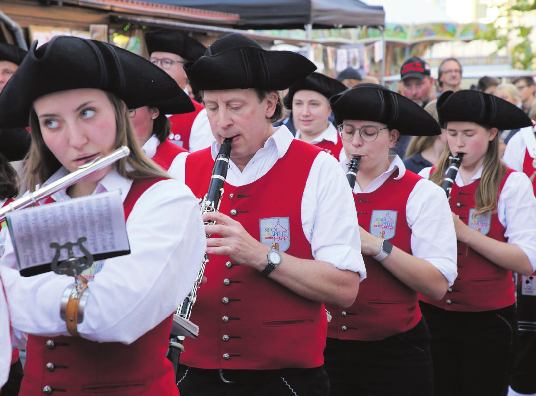 Im Rahmen des großen Festumzuges ziehen morgen ab 17 Uhr zahlreiche Vereine durch Heilsbronn. Um 20 Uhr findet dann der offizielle Bieranstich statt.