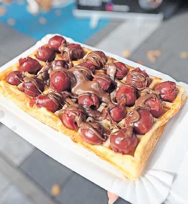 Süße Verführung: Waffel mit Schoko-Kirschen. FOTO: BENNDORF