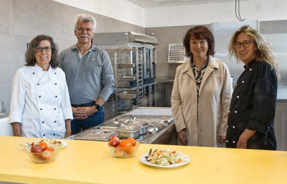 Inge Peter (links) und Marion Ermold (rechts) bringen in der neuen Mensa leckeres, frisches Essen auf den Tisch. Landrätin Maria Rita Zinnecker (zweite von rechts) hat sich mit Rektor Heiner Tischer ein Bild gemacht und war von der Qualität begeistert.