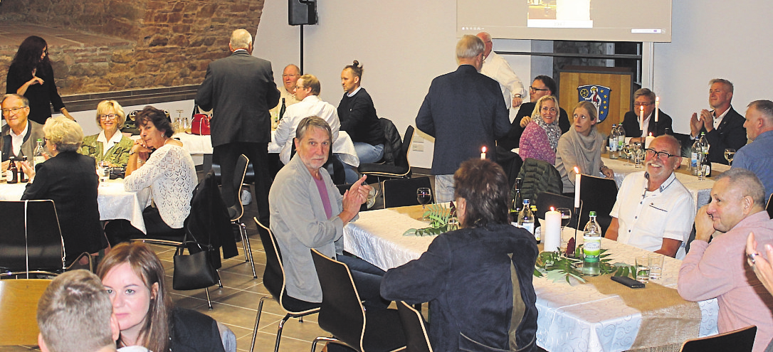 Der letzte Tagesordnungspunkt des bewegten Abends war das Speisen im wunderschön dekorierten Saal des Marstalls... Foto: Harald Staab