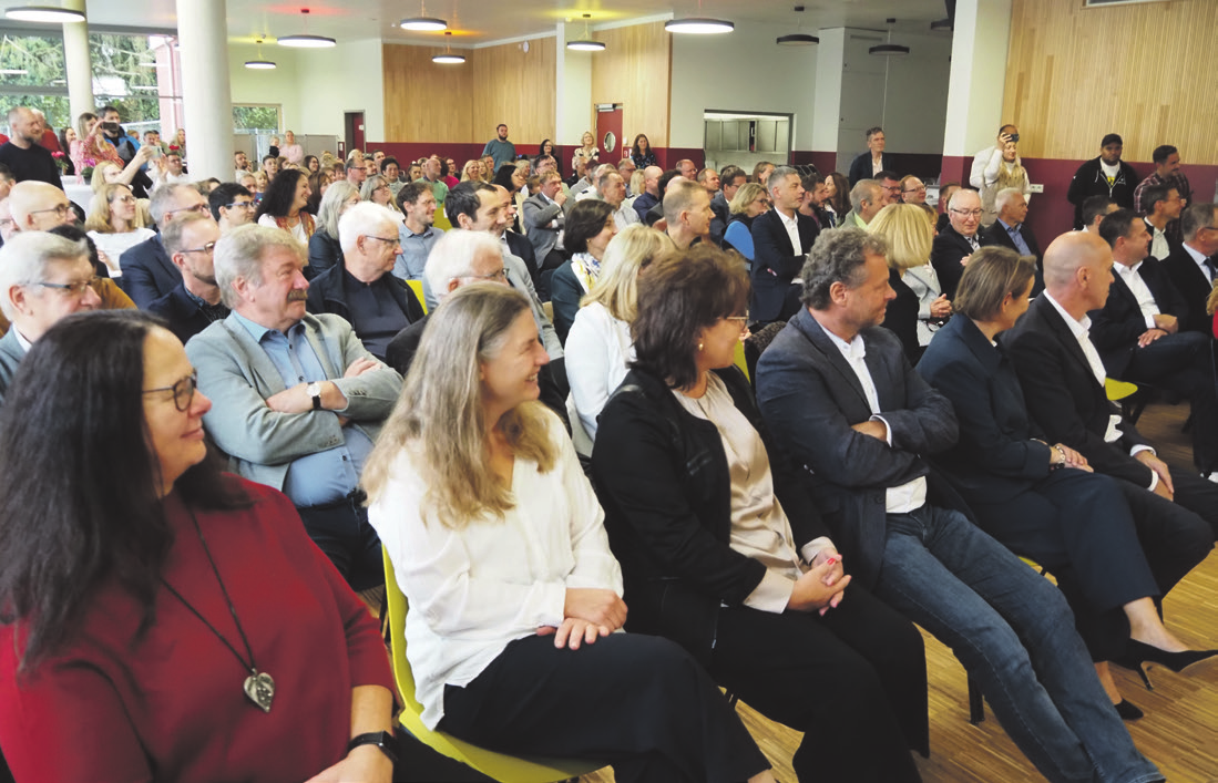 Die vollbesetzte Mensa bei der Eröffnung. Foto: Elke Pieger