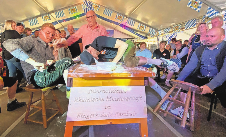 Wettkampf auf dem Berzbuirer Oktoberfest: Beim Fingerhakeln kann man sich gerne über den Tisch ziehen lassen oder den Gegner über den Tisch ziehen. FOTO: MAIKE BARTELS