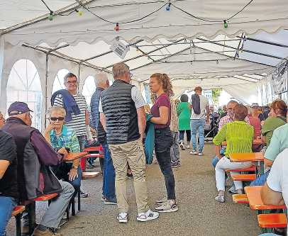 Wer im Festzelt Bekannte und Freunde trifft, hält gerne einen kleinen Plausch. FOTO: STEFAN ENDLICH