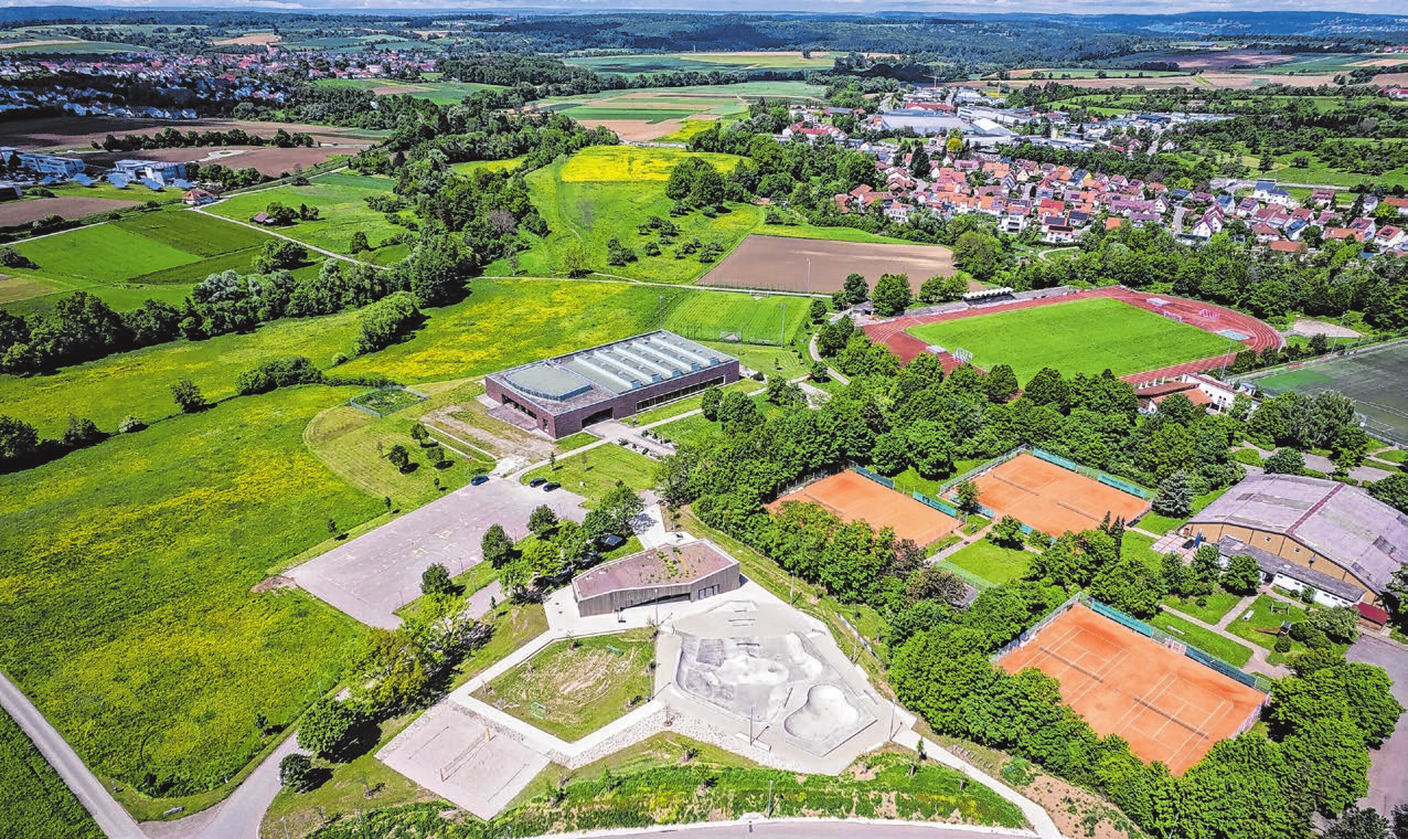 Blick nach Südwesten auf das neue Jugendzentrum, umgeben von Sportanlagen. Foto: Gemeinde Gomaringen