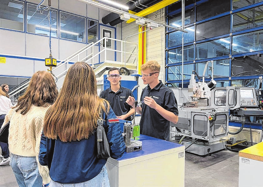 In vielen Betrieben sind zur „Nacht der Ausbildung“ aktuelle Auszubildende vor Ort und geben auf Augenhöhe Information zu den Lehrstellen und Berufen weiter. Fotos: Archiv