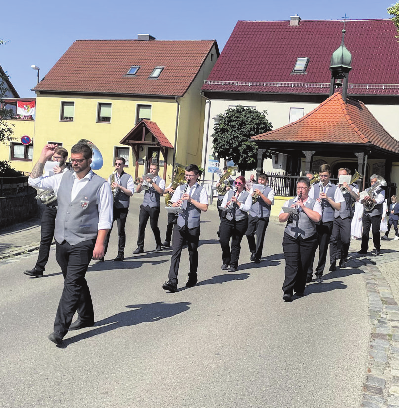 Bei vielen Festen marschiert die Blaskapelle traditionell durch den Ort. Das rechte Foto zeigt den schicken Friedhofs-Brunnen. Foto Brunnen: Timur Boz