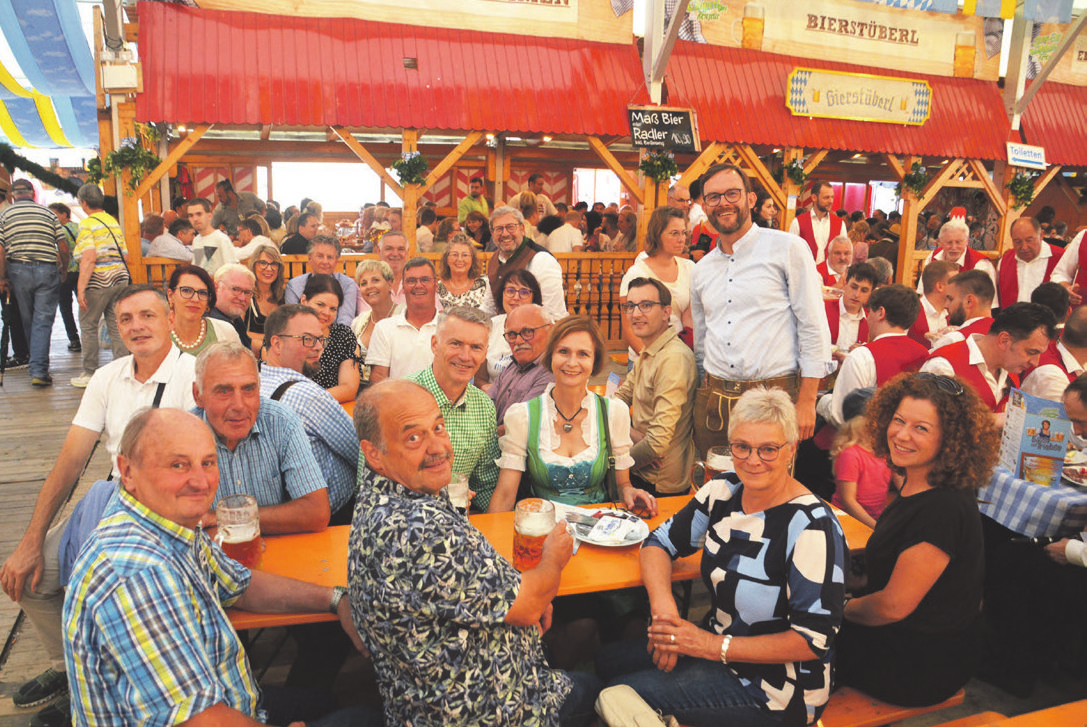 Begeistert war die Delegation aus der Partnerstadt Witten-bach in der Schweiz von der Kinderzeche. Wilburg-stettens Bürgermeister Michael Sommer (rechts stehend) und mittig à (mit grünem Hemd) der Gemeindepräsident Peter Bruhin - von Wittenbach.