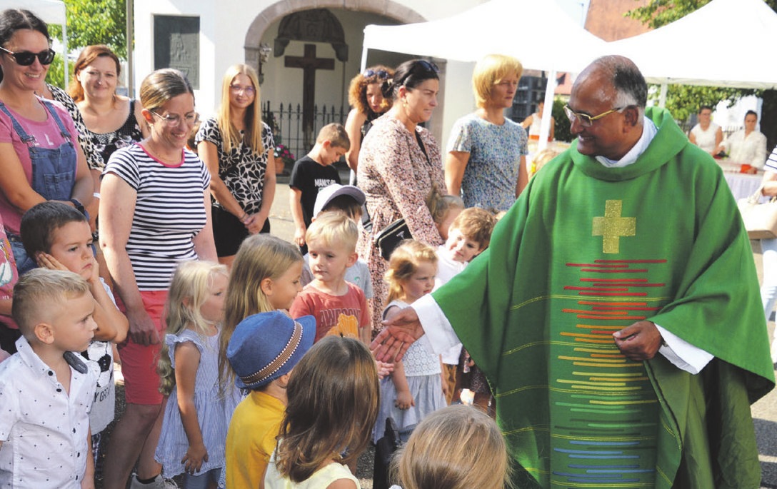 Seit zehn Jahren betreut Pater Thomas die katholische Pfarrei Wilburgstetten und zum Jubiläum wurde ein festlicher Gottesdienst mit anschließendem Empfang, hier gratulierten die Kinder, gefeiert.