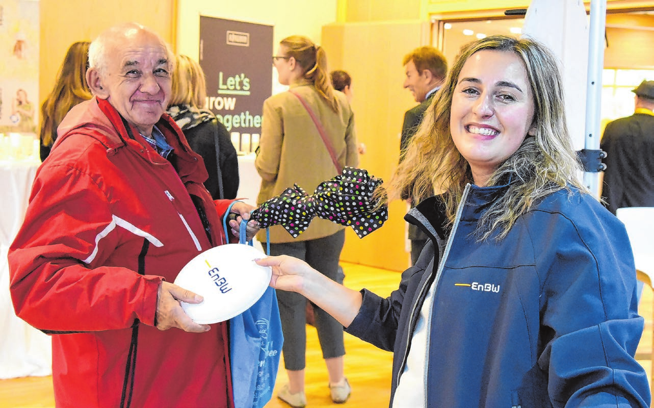 Nette Menschen und kleine Präsente erinnern an gute Gespräche bei den verschiedenen Ausstellern. Foto: Christina Kirsch