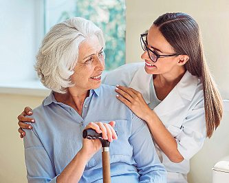 Pflegekräfte genießen eine hervorragende Ausbildung und sind Ansprechpartner für ihre Patienten. Foto: stock.adobe.com - Maruzhenko Yaroslav