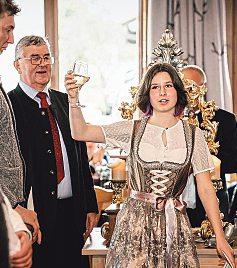 Junggesellin Valentina Hornegger im Kreis der Kuchler Lehrabsolventen beim Treuegelöbnis. Foto: WKS/Perauer-Wallinger