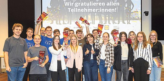 Alle siegreichen Teilnehmer des 4. Salzburger Lehrlingshackathon der WKS. Foto: WKS/Camerasuspicta, Susi Berger