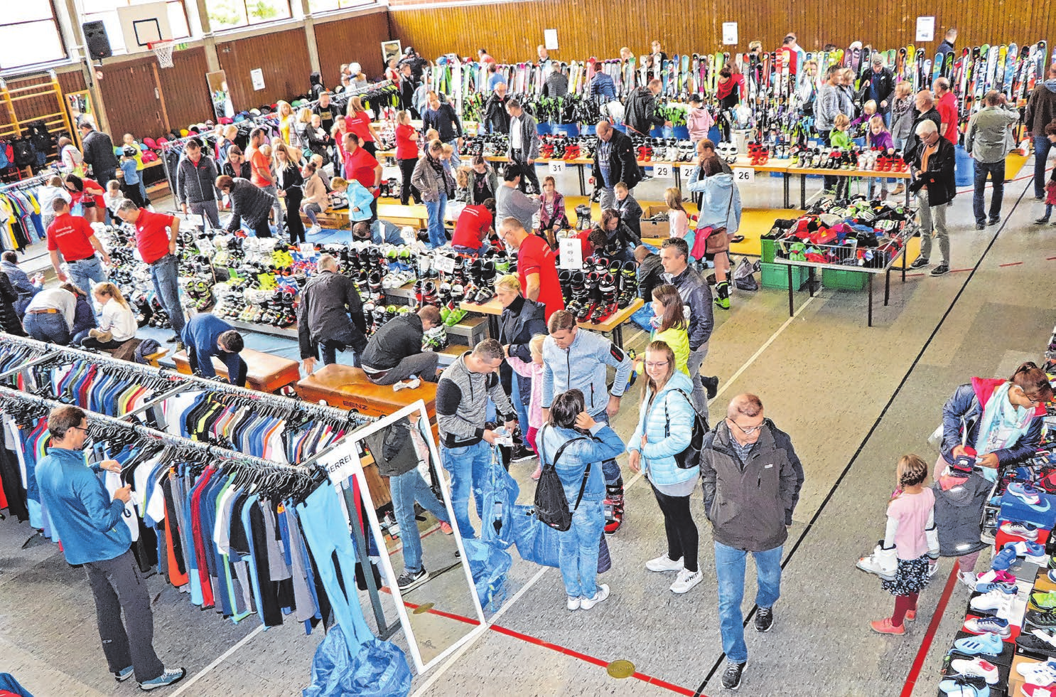 Mitglieder der Skiabteilung beraten gern. Foto: Maria Bloching