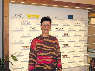 Augenoptikerin Corinna Aspenleiter berät die Kunden bei der Wahl ihrer Brille. FOTO: STEFAN ENDLICH