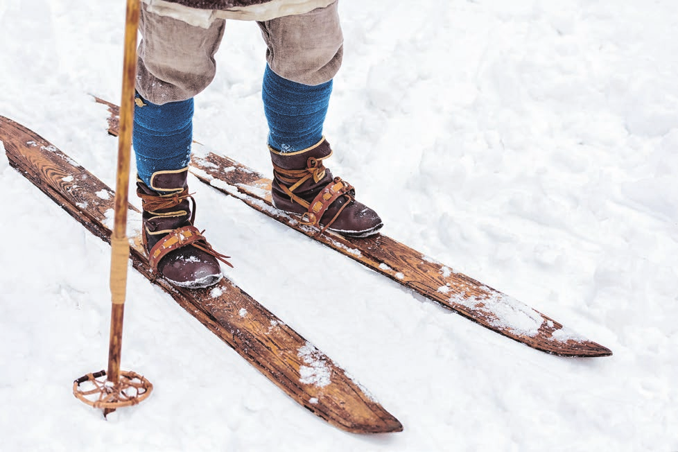 Historische Rekonstruktion einer frühen Skiausrüstung Foto: AdobeStock_226808310 Bakulov