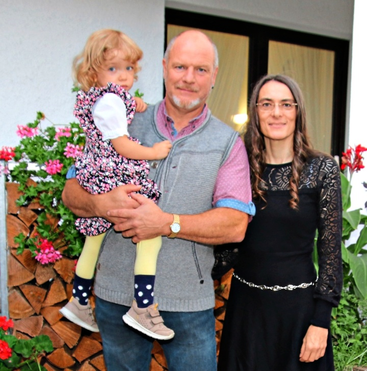 Der Firmeninhaber Hans Lendner mit seiner Frau Carola und mit Tochter Maya.