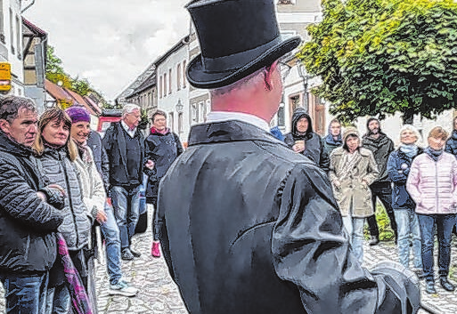 Der Rundgang zuvor führte an Schauplätzen der Lebensgeschichten vorbei. Uwe Diebel schlüpfte ins Kostüm.