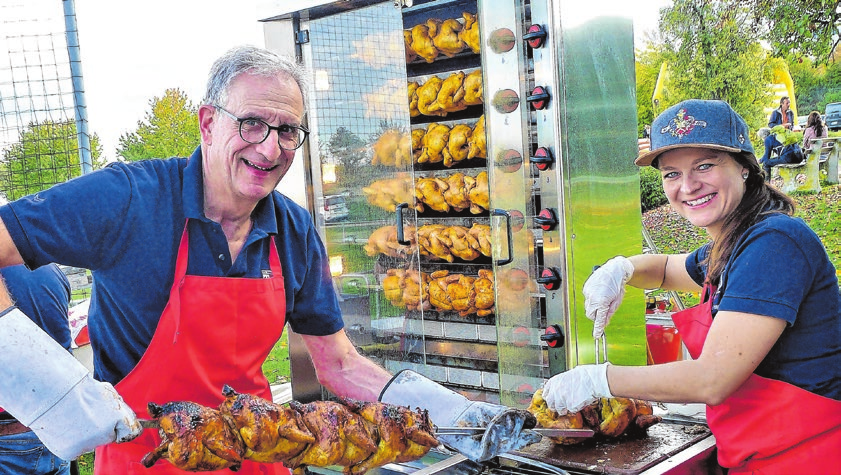 Bekannt ist das Weildorfer Kirbefest auch für die frisch gegrillten Hähnchen aus der Region. Fotos: Wilfried Selinka