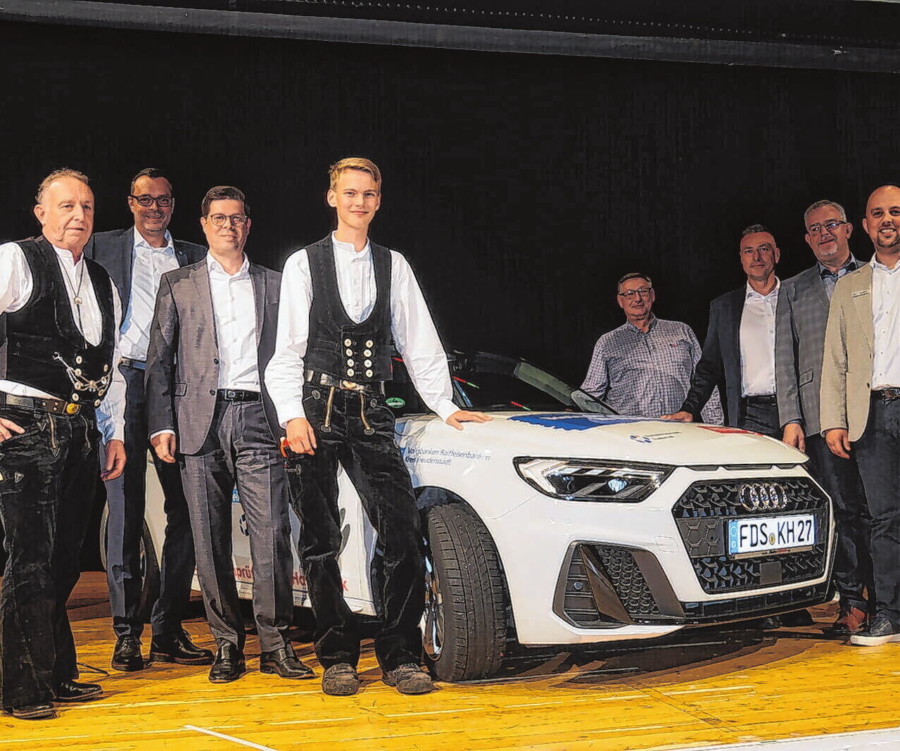 Der beste Geselle Moritz Klemm direkt neben dem Audi A1 Sportback, den er die nächsten sechs Monate fahren darf. Links sein Lehrmeister Roland Haid. Foto: Monika Schwarz